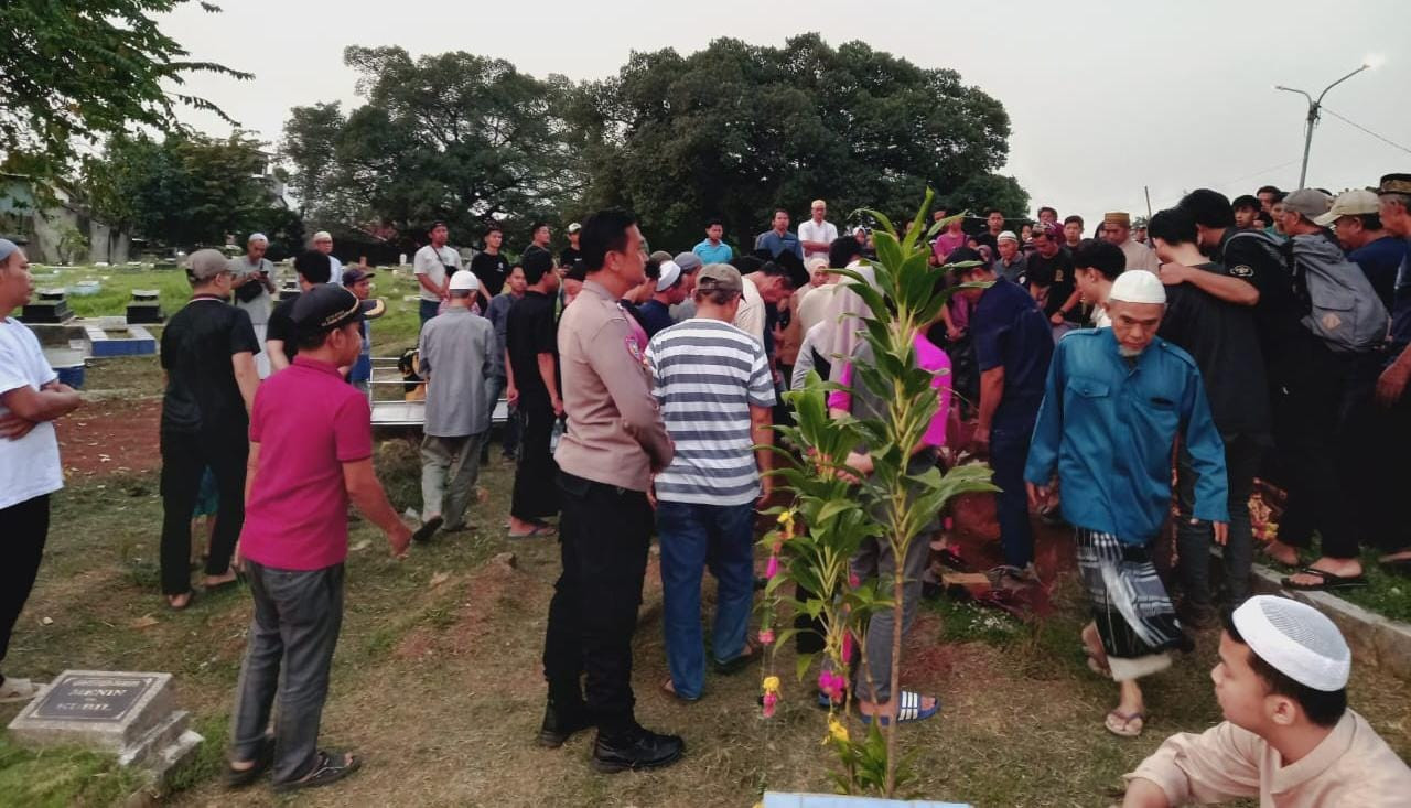 Bhabinkamtibmas Bojong Rawalumbu Hadiri Pemakaman Tokoh Agama