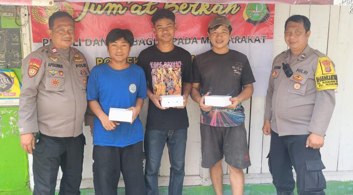 Polsek Pademangan Gelar Jumat Berkah, Bagikan Snack untuk Warga