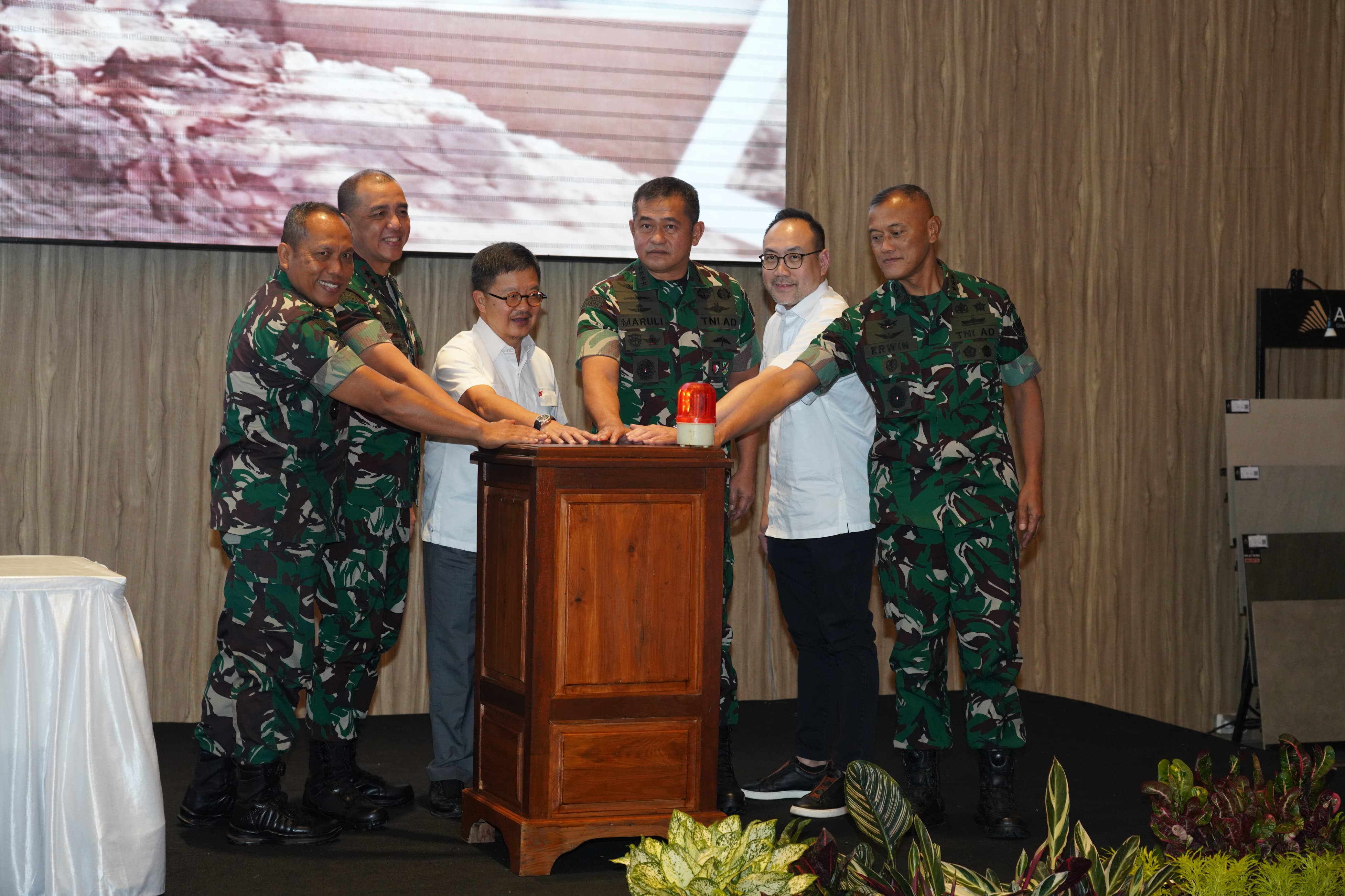 Kasad Resmikan Plant 5B Extension PT Arwana Citramulia Tbk di Mojokerto