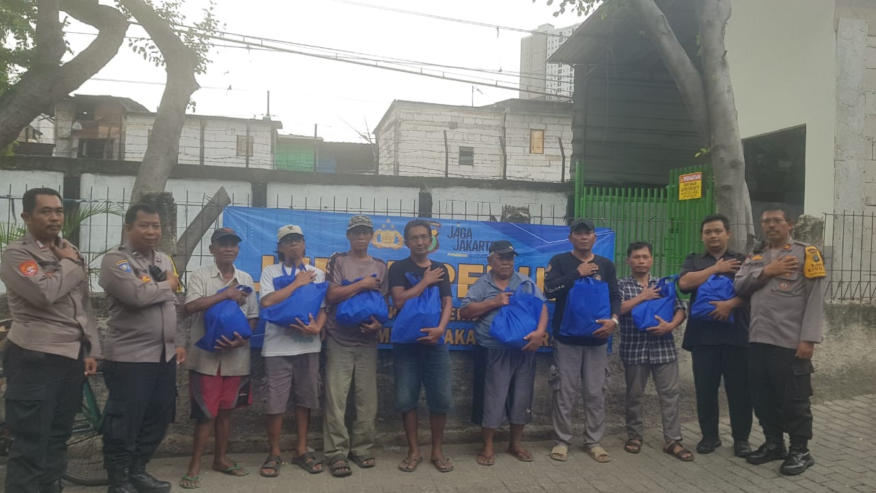 Polsek Pademangan Gelar “Jumat Peduli”, Bagikan Sembako untuk Warga yang Membutuhkan