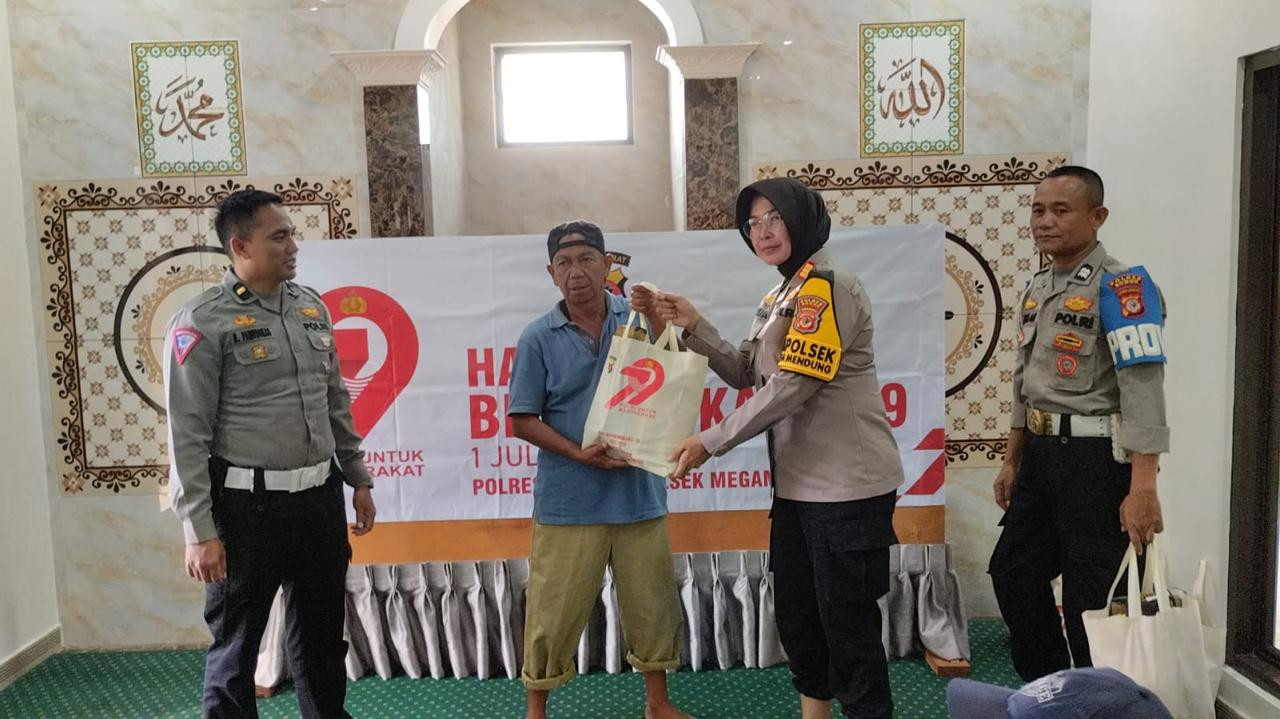 Polsek Megamendung Salurkan Bansos Sembako dalam Rangka HUT Bhayangkara ke-79