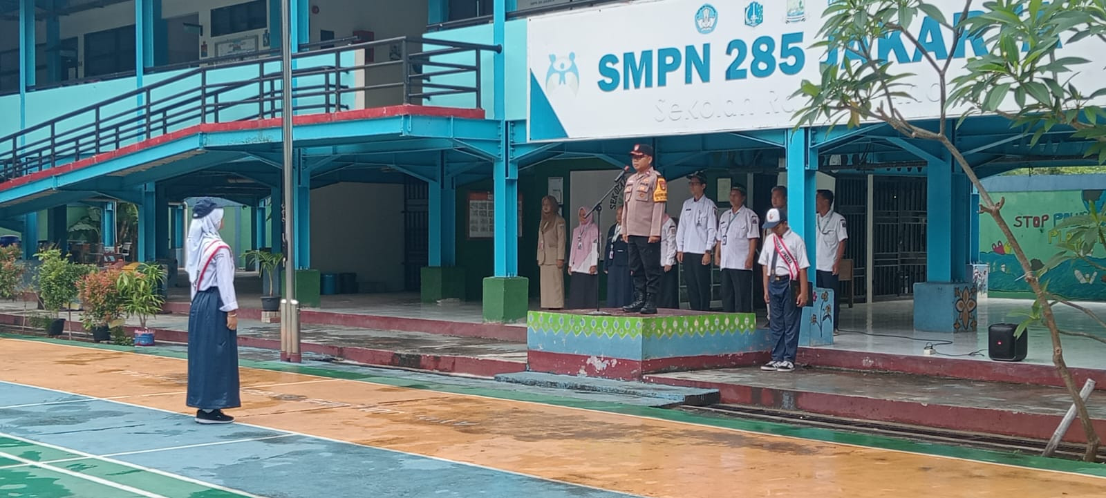 Bhabinkamtibmas Pulau Untung Jawa Jadi Pembina Upacara di SMPN 285 Jakarta, Tekankan Pentingnya Kejujuran dan Disiplin