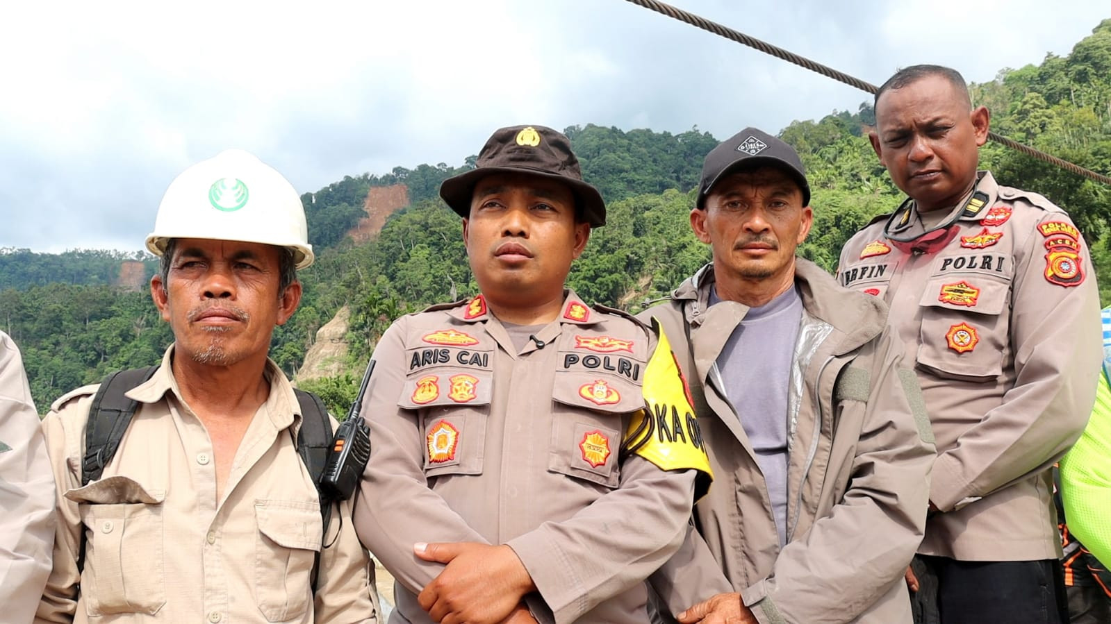 Polres Bener Meriah dan Brimob Pasang Tali Sling, Pulihkan Akses Warga Pasca Bencana di Bener Meriah dan Aceh Tengah