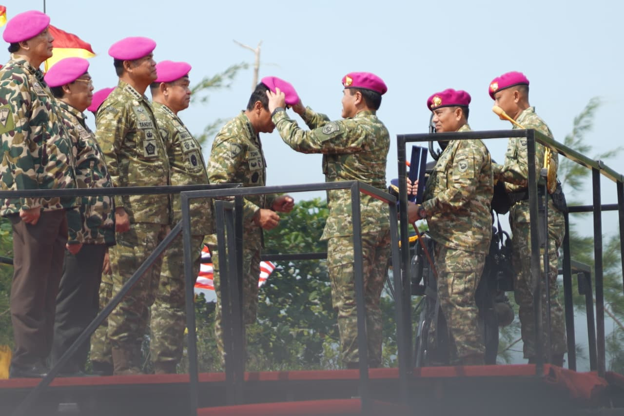 Wakil Panglima TNI dan Sejumlah Pejabat Negara Terima Warga Kehormatan dan Brevet Korps Marinir