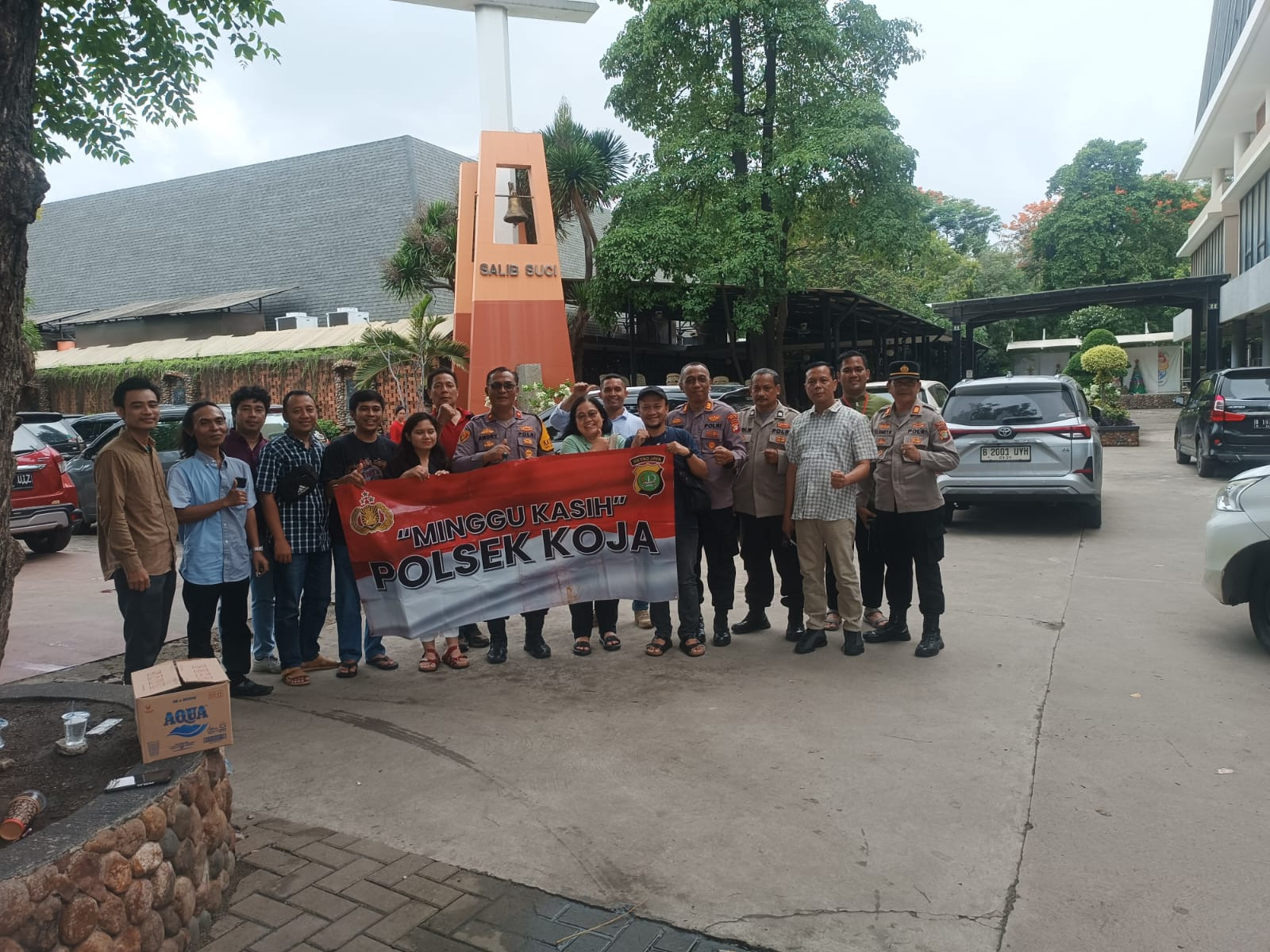 Polsek Koja Gelar Program Minggu Kasih di Gereja Salib Suci