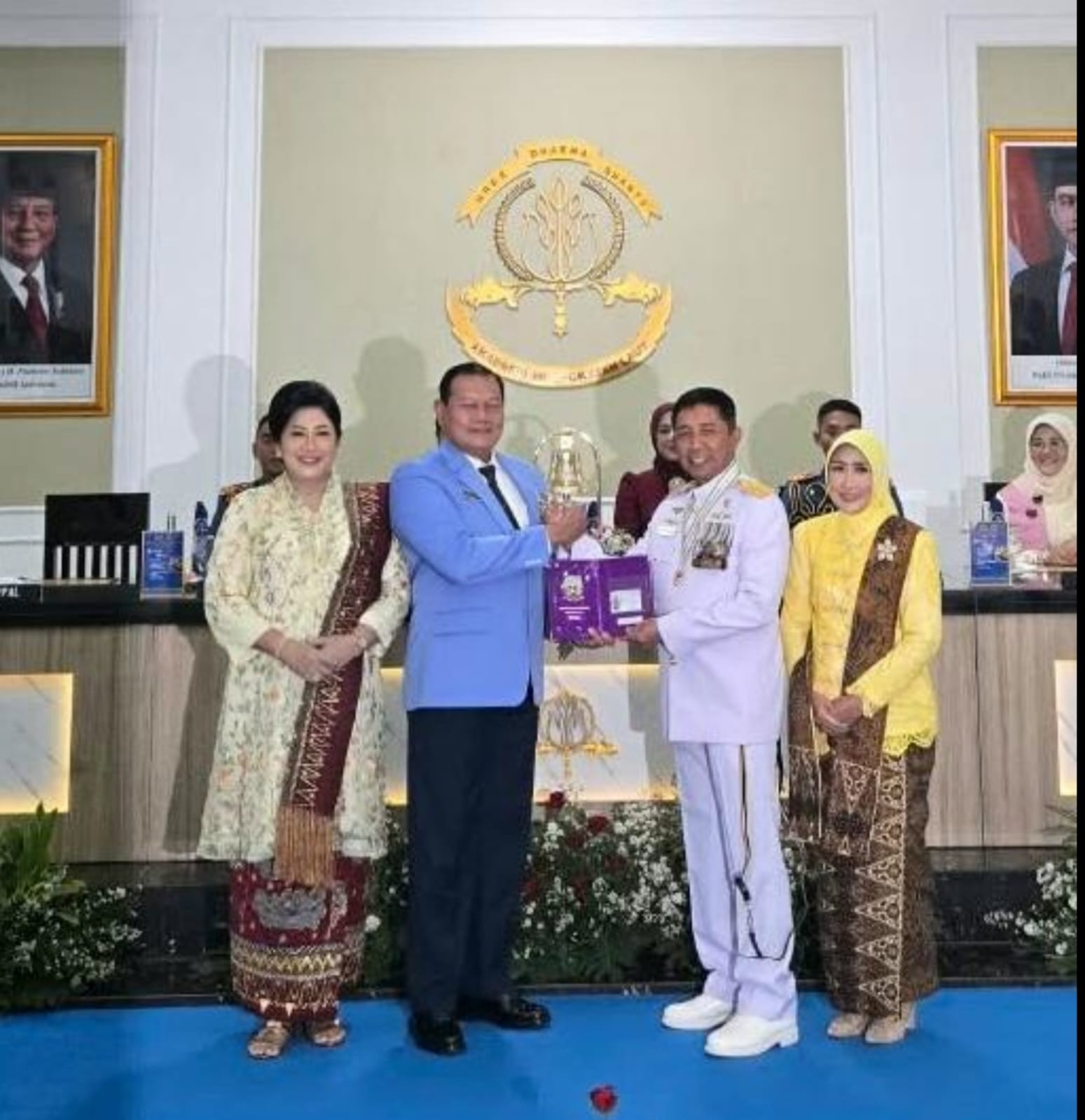 Ketua Umum PPAL Serahkan KTA Kepada 39 Pati Wisudawan Pada Upacara Wisuda Purnawira di AAL Bumi Moro Surabaya