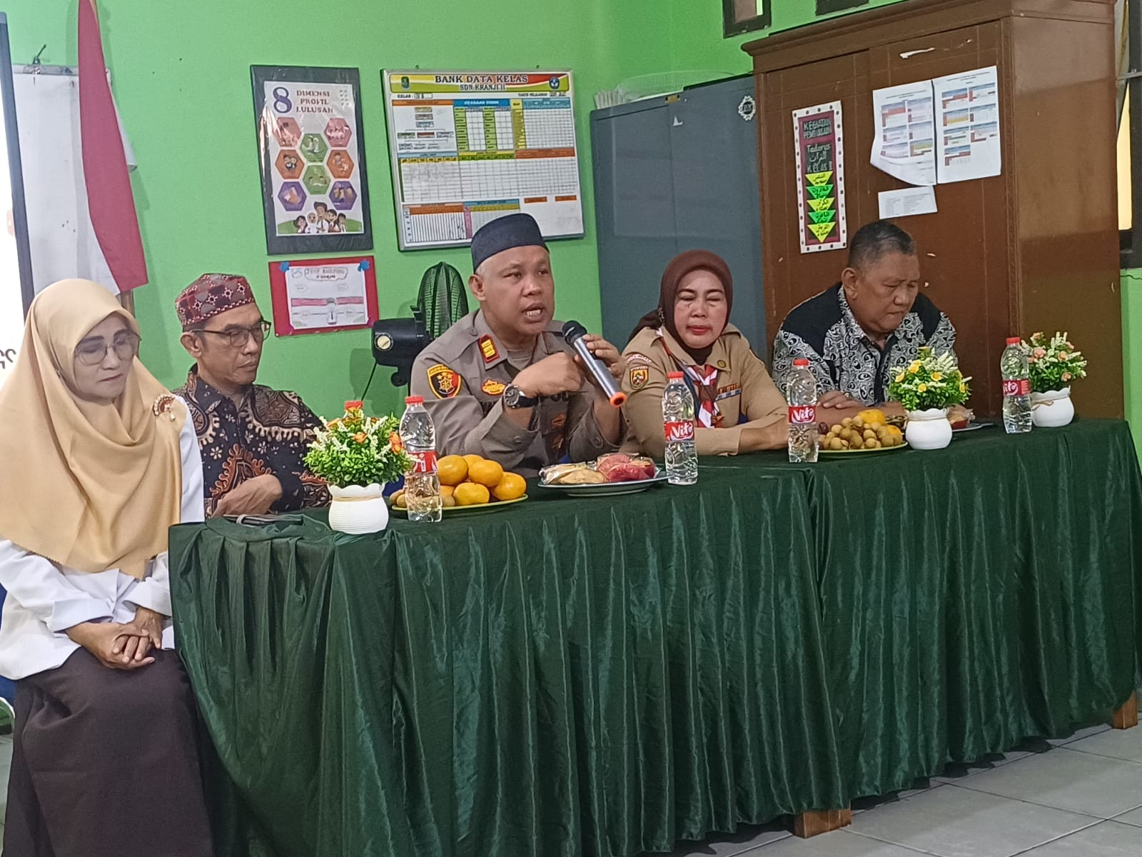 Kapolsek Bekasi Barat Berikan Pembekalan kepada Guru SDN Kranji 2 tentang Pencegahan Narkoba Usia Dini