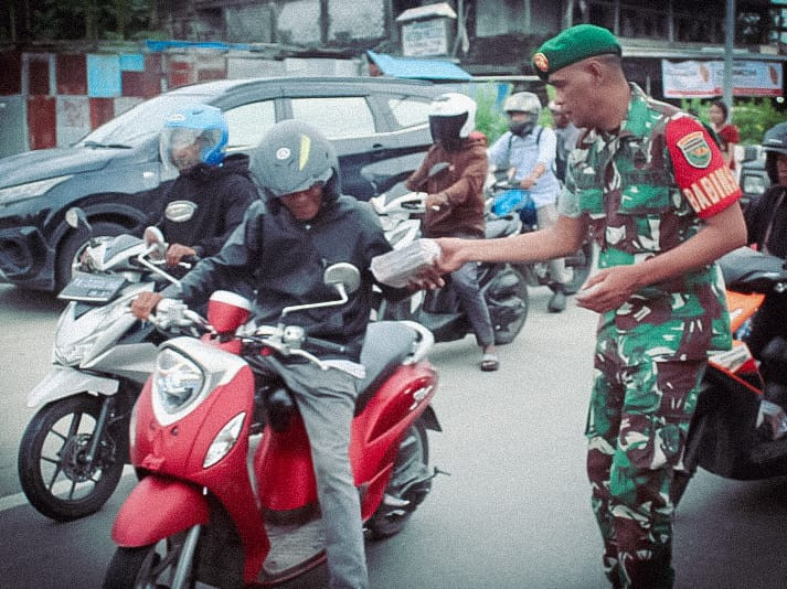 Ramadhan Berkah, Koramil Kuala Kencana dan Koramil Jila Bagikan 500 Paket Takjil