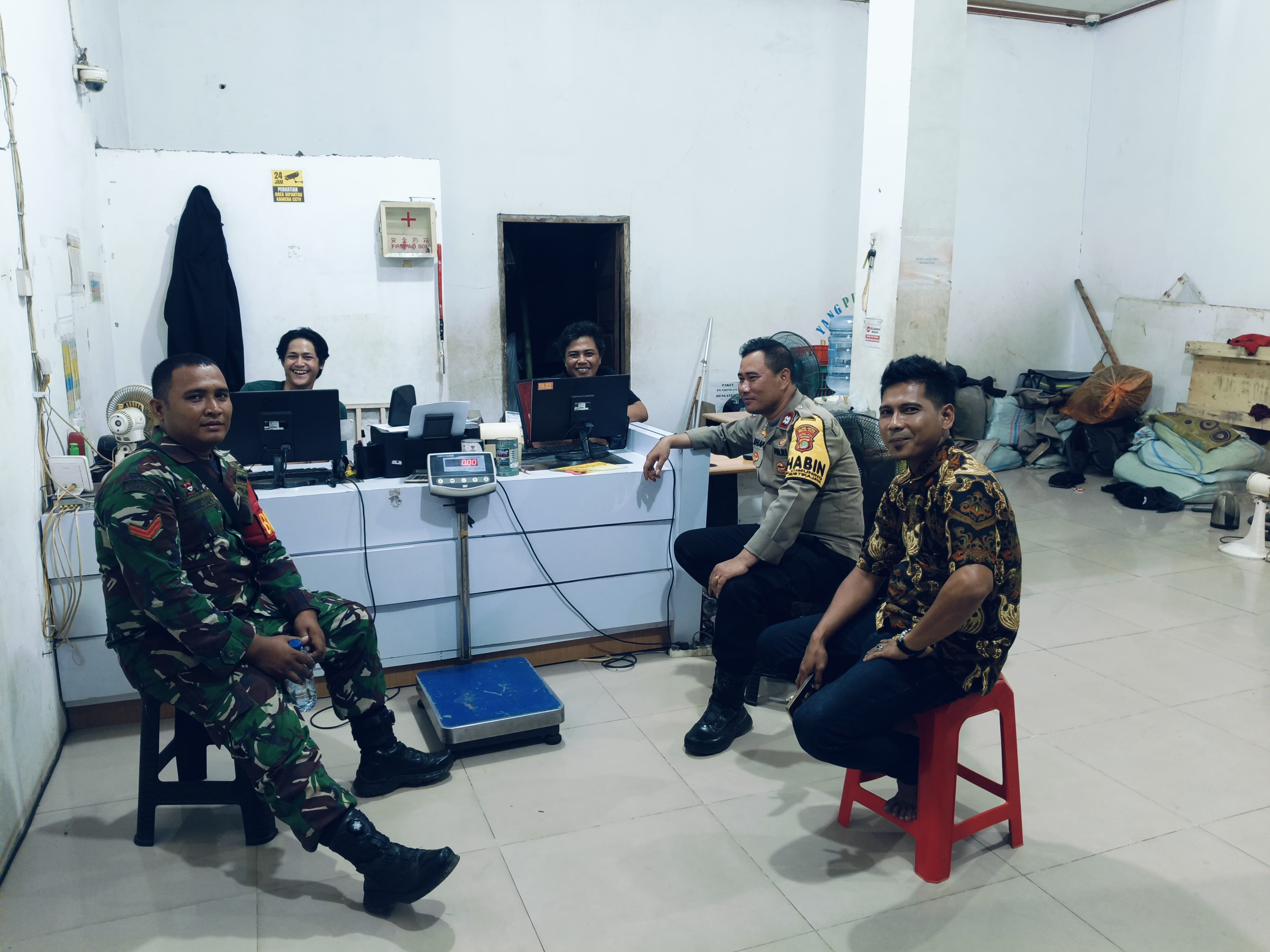 TNI-Polri Bersinergi Jaga Kamtibmas, Sambangi iD Express Cimuning dalam Patroli Malam
