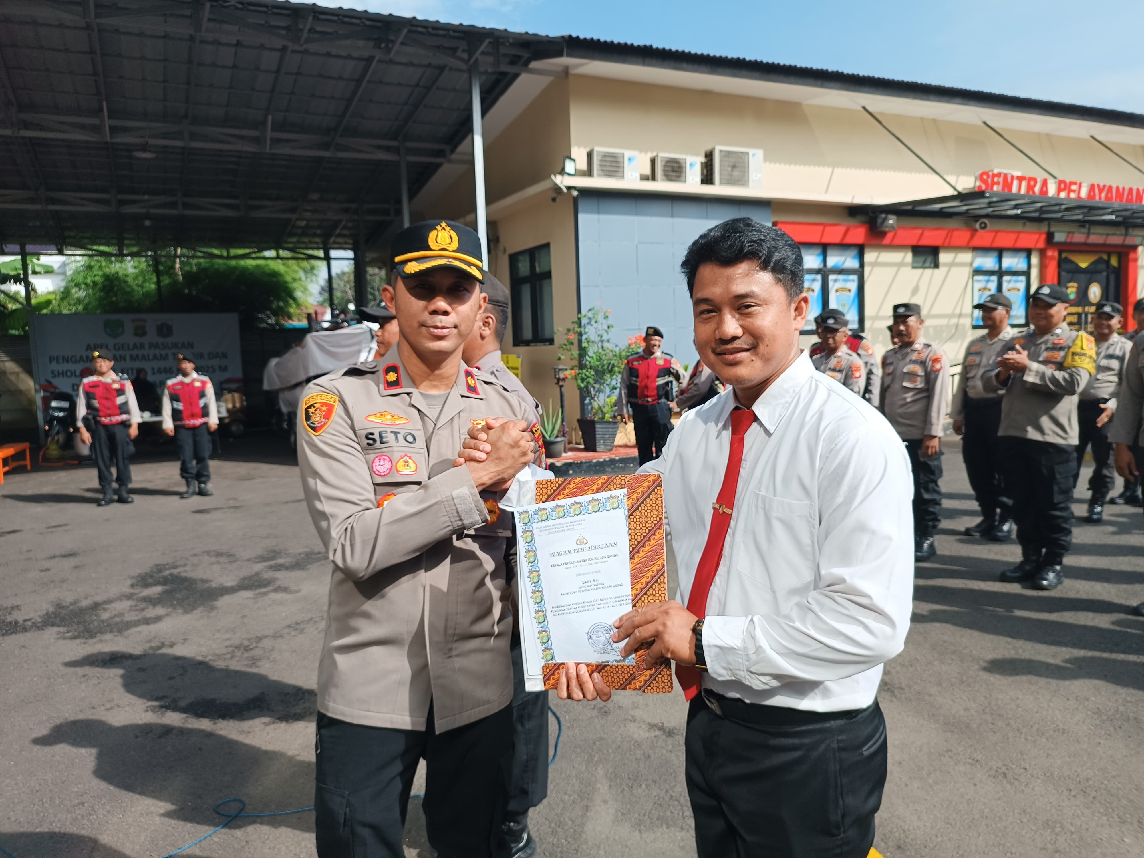 APEL PAGI DI POLSEK KELAPA GADING: PENINGKATAN DISIPLIN DAN PENGHARGAAN UNTUK ANGGOTA BERPRESTASI