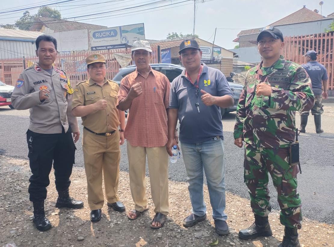 Pengamanan Perbaikan Jalan oleh Bhabinkamtibmas Kelurahan Jatibening
