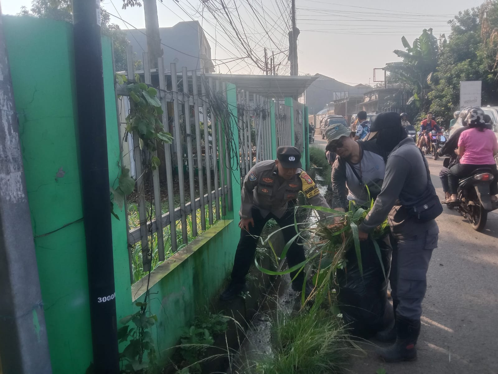 Wujudkan Lingkungan Asri, Tiga Pilar Kecamatan Jatisampurna Gelar Aksi Bersih-bersih K3 Serentak