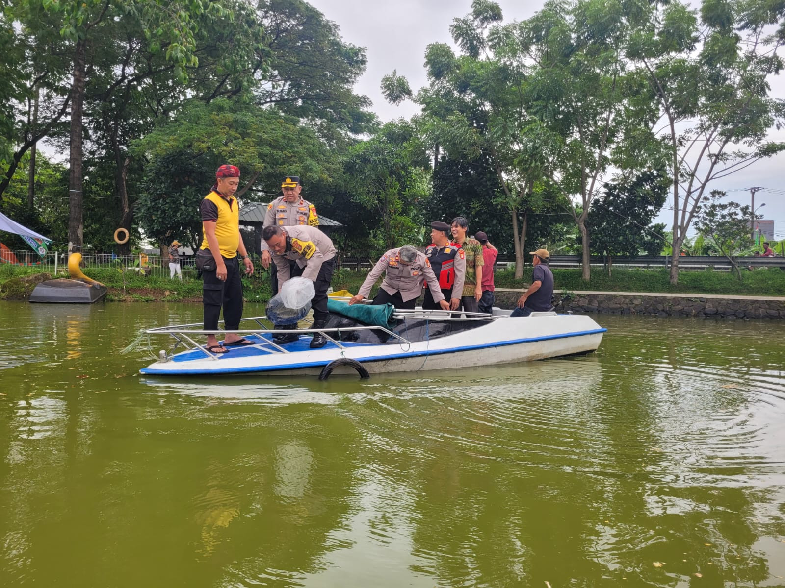 Sukseskan Lomba Mancing Mania, Kapolsek Bantargebang Lepas  250 Kg Ikan Mas  di Danau Cipeucang