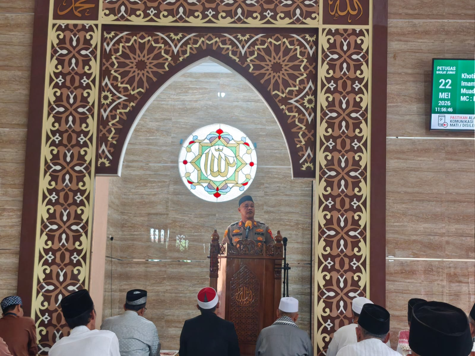 Cooling System Humanis, Kapolsek Bekasi Barat Sholat Jumat Bersama Warga di Masjid Al-Huda