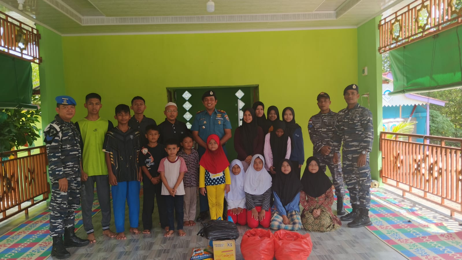 Berbagi Kasih, Lanal Bintan Bagikan Paket Sembako Ke Panti Asuhan