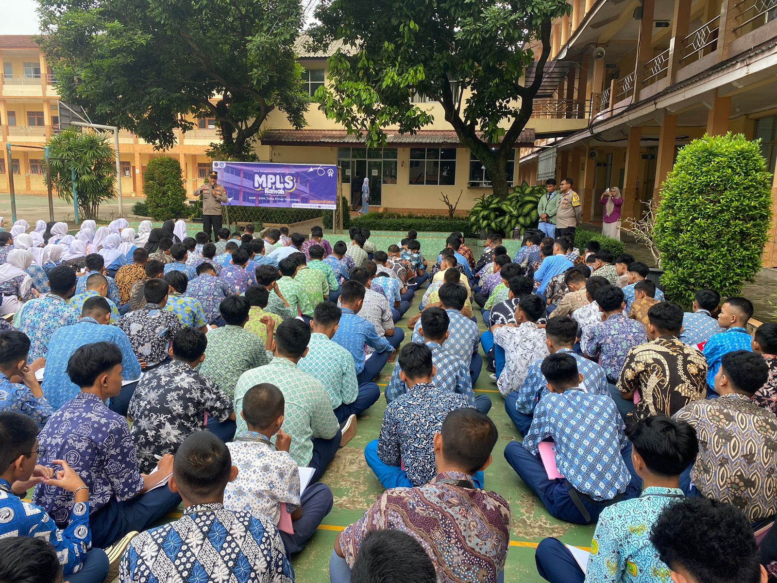 Panit Binmas dan Bhabinkamtibmas Bekasi Kota Hadiri Kegiatan MPLS di SMK Tinta Emas Indonesia