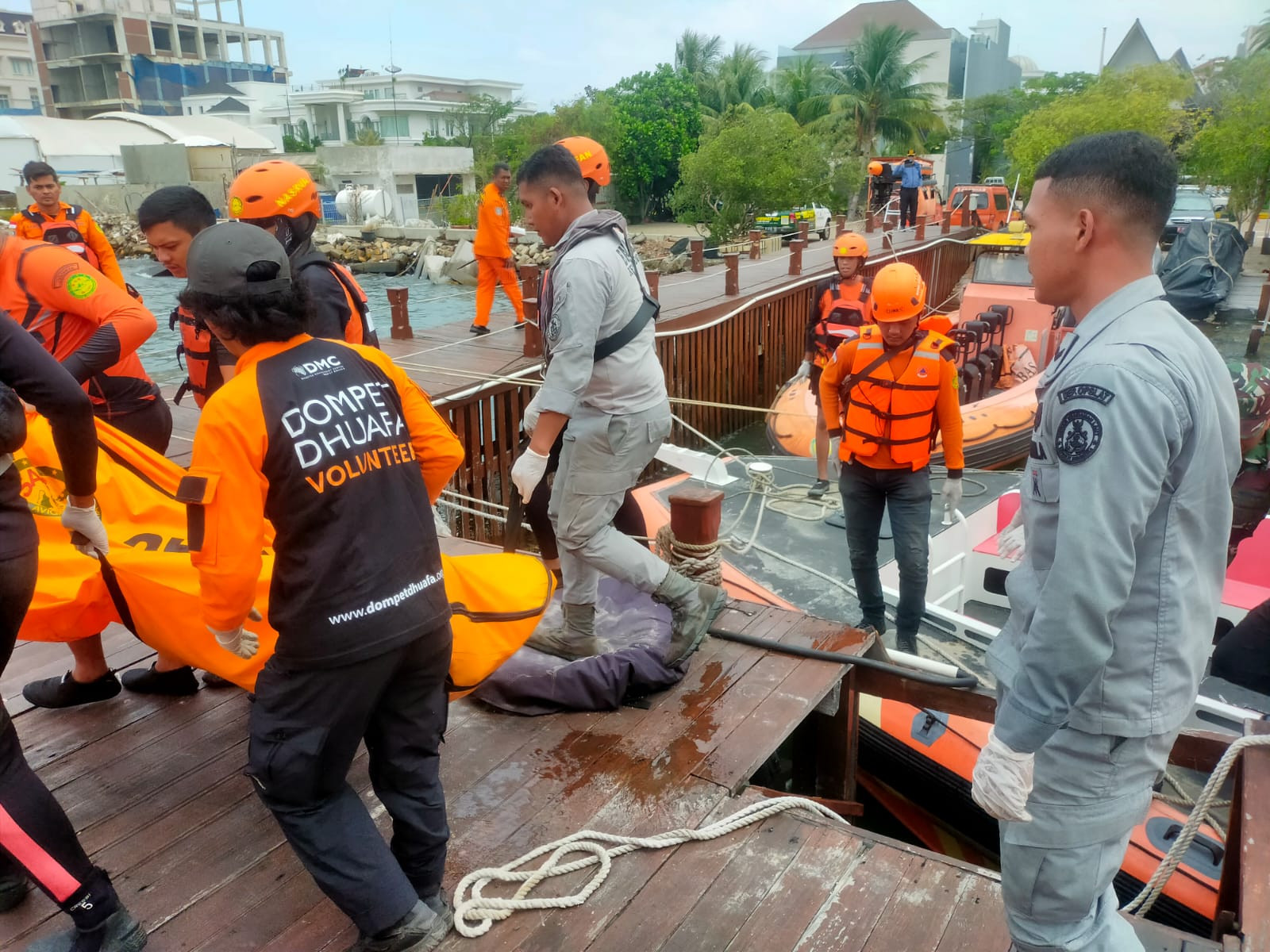 Bakamla RI Bersama Tim Gabungan Evakuasi Korban Kecelakaan Kapal di Perairan Pulau Cipir