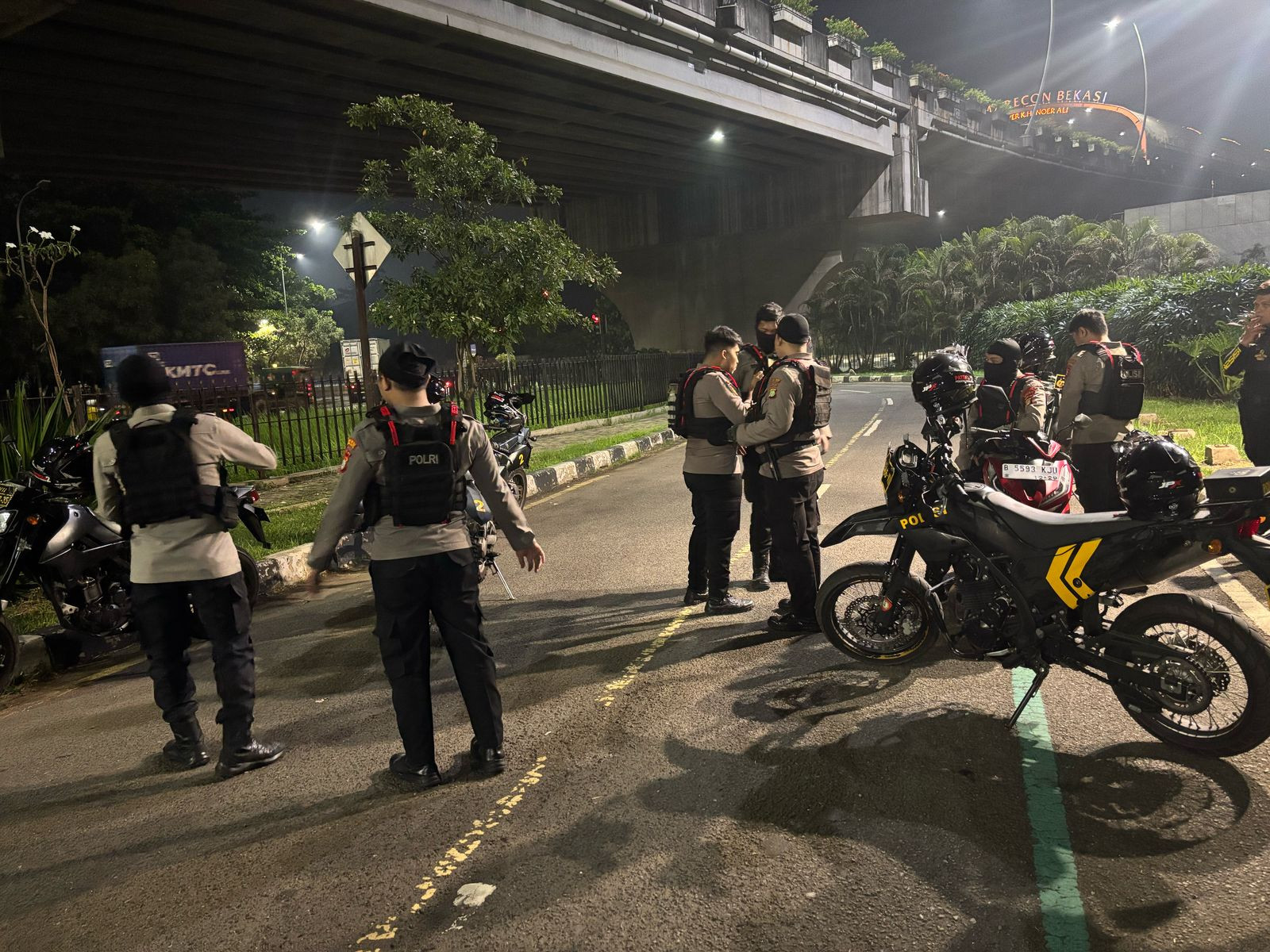 Patroli Gabungan Skala Besar, Polres Metro Bekasi Kota Ciptakan Rasa Aman Warga