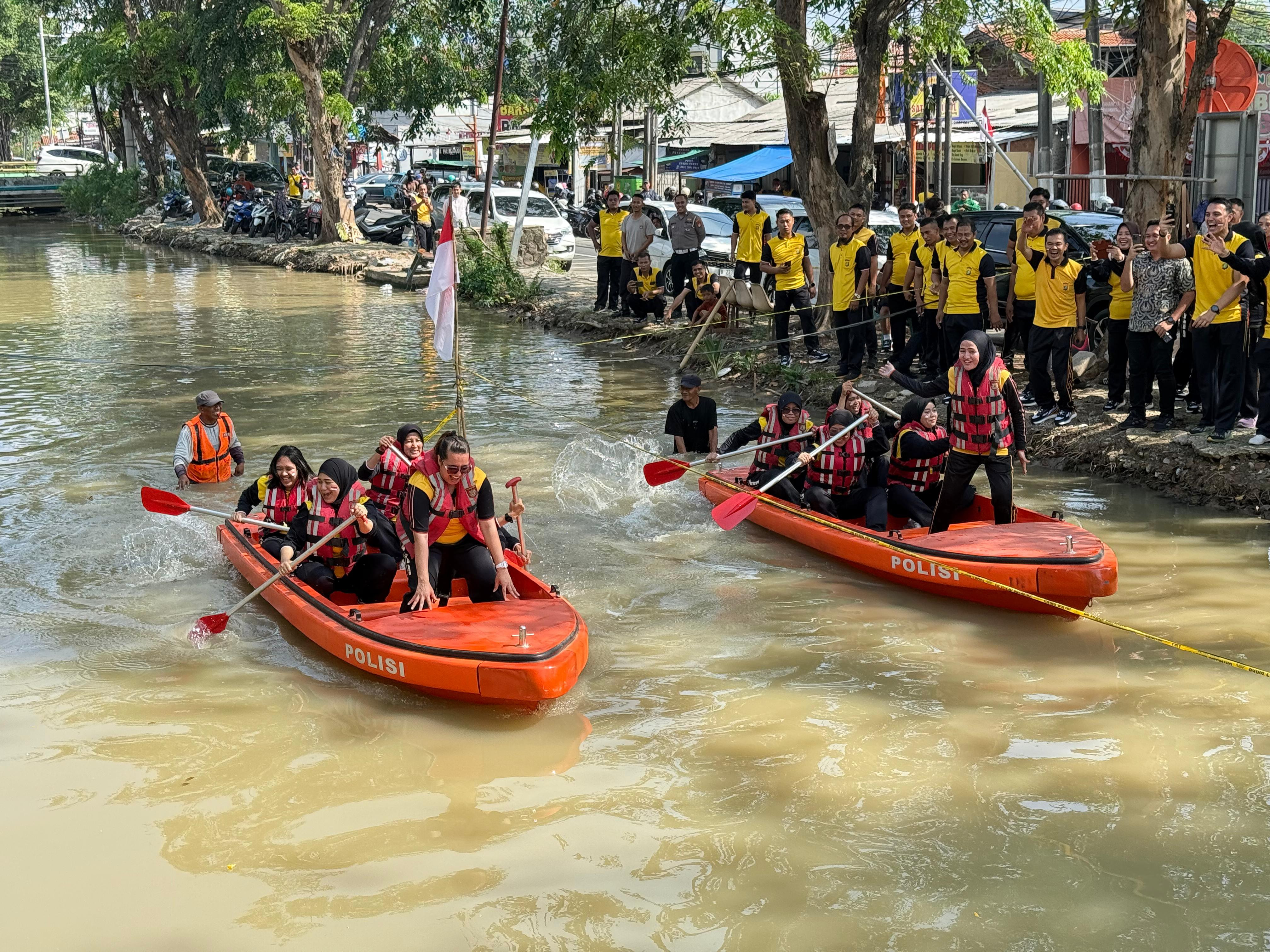 Lomba Dayung HUT Polwan Warnai Perayaan Kemerdekaan RI di Polrestro Bekasi Kota