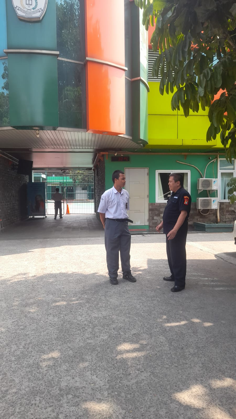 Humas Polres Metro Bekasi Kota Monitoring SMK Taruna Bangsa Cegah Pelajar Ikut Aksi Demonstrasi di Jakarta