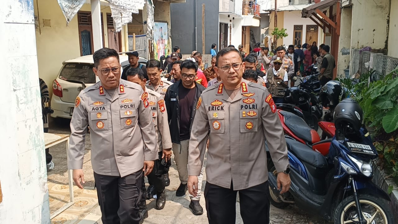 Perkuat Sinergi dan Kedekatan dengan Warga, On The Spot Kapolres Metro Jakut  di Muara Baru Bagikan Sembako hingga Sambangi TPA Al-Qur'an