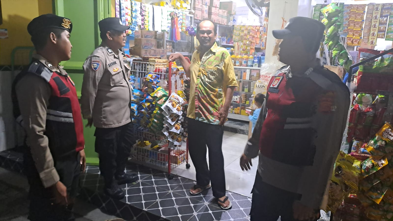 Patroli Gabungan Polsek Kepulauan Seribu Utara Perkuat Siskamling, Cegah Guantibmas dan Sosialisasikan Layanan 110