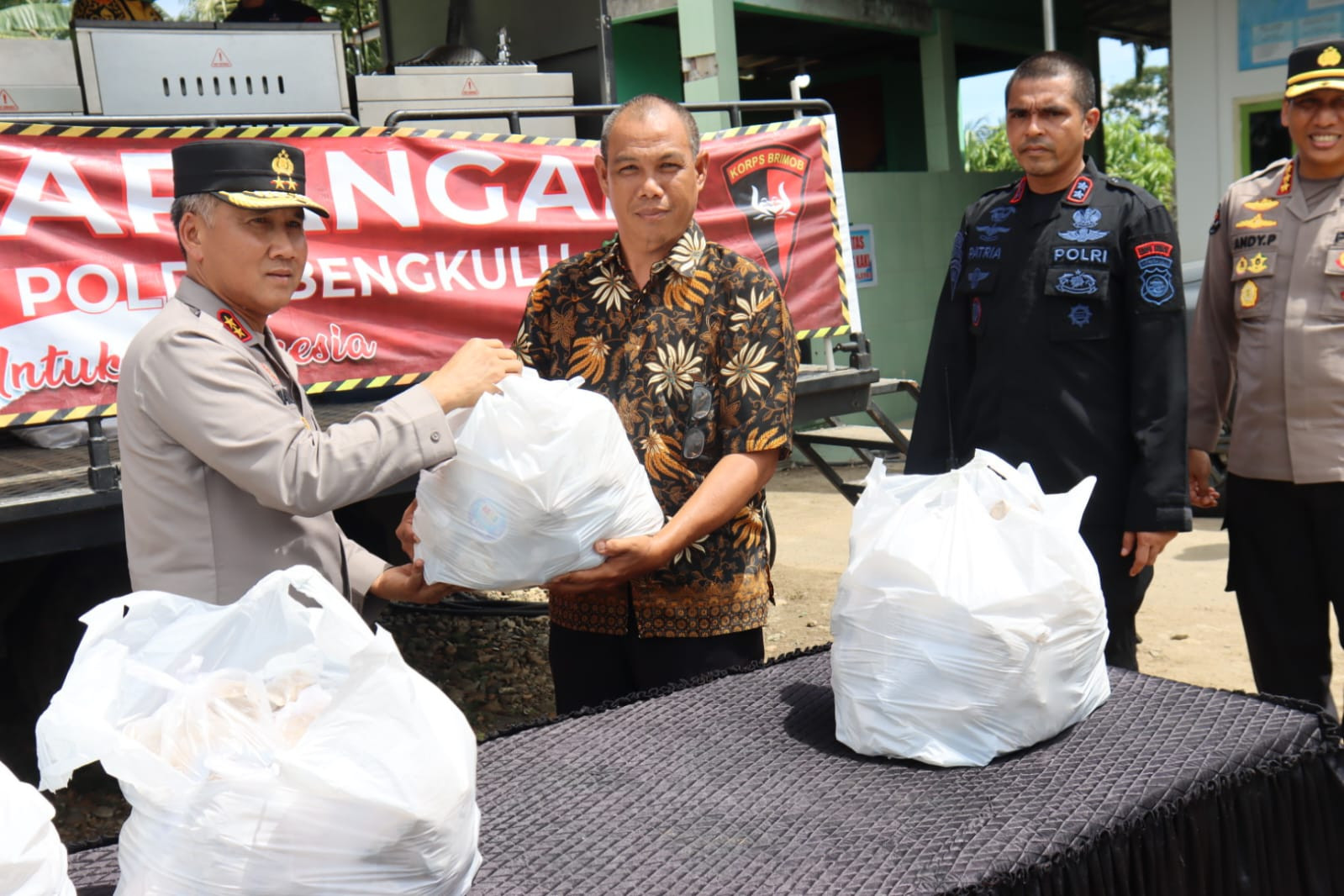 Kapolda Bengkulu Pantau Dan Bagikan Makanan Bagi Korban Terdampak Gempa 6,3 SR
