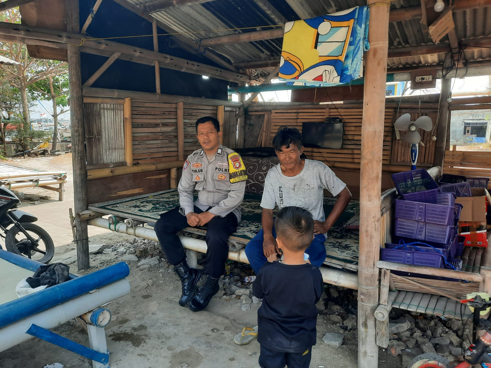 Jaga Jakarta di Pulau Lancang, Bhabinkamtibmas Sosialisasikan Layanan Polisi 110 dan Imbau Warga Jaga Kamtibmas