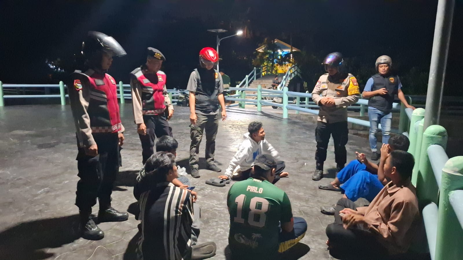 Patroli Dini Hari Polsek Kepulauan Seribu Selatan Antisipasi 3C dan Gangguan Kamtibmas dan Sosialisasi Call Center 110 Digencarkan