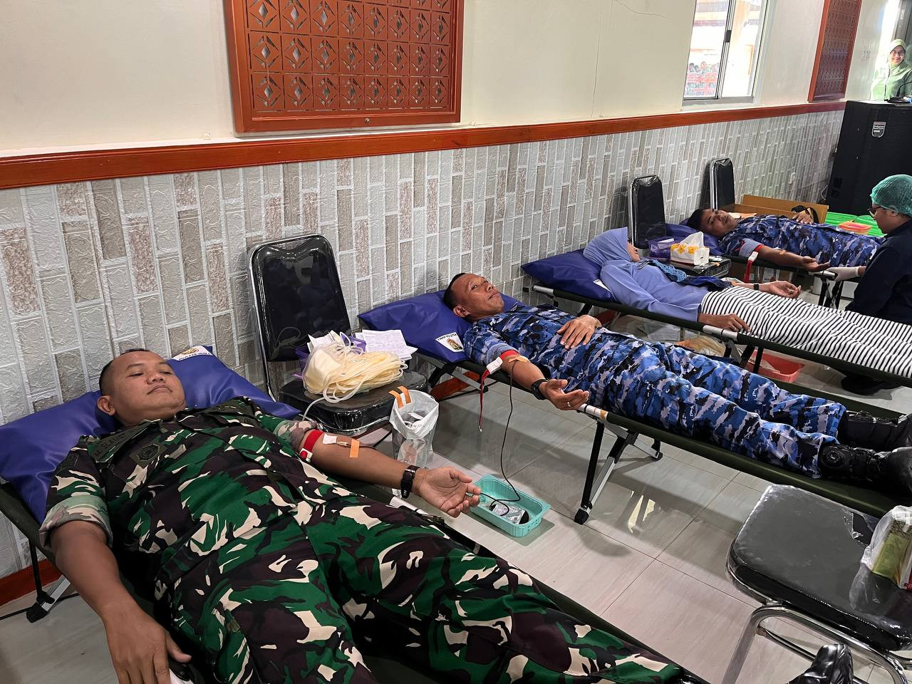 Sambut HUT Ke-80 TNI, Kodim 1710/Mimika Bersama Satuan TNI Se-Garnisun Mimika Gelar Bakti Sosial Donor Darah dan Pengobatan Umum