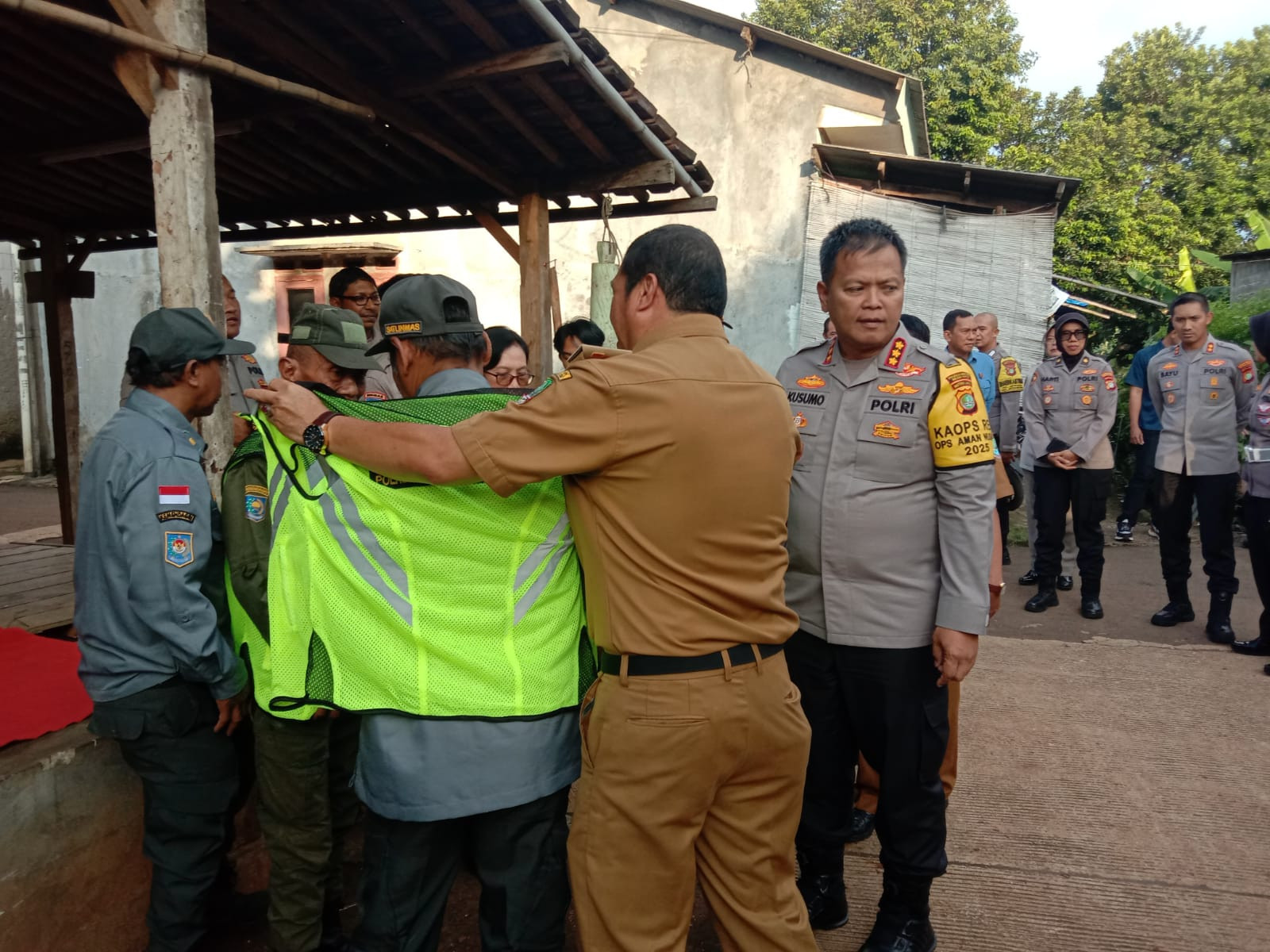 Dukung Keamanan Swakarsa, Kapolres Metro Bekasi Kota Sambangi Pos Kamling dan Beri Bantuan Rompi Linmas di Jatisampurna
