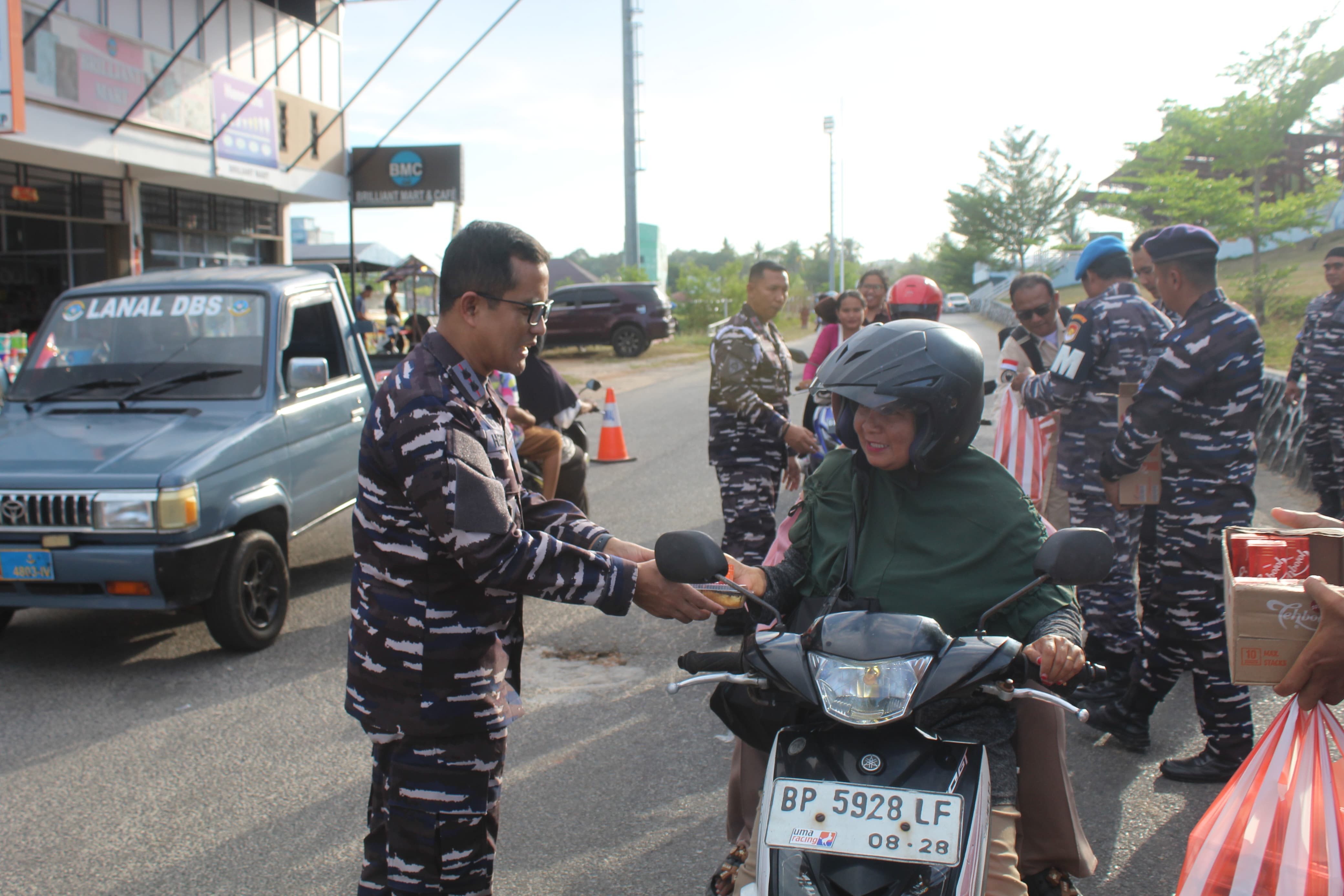 Lanal Dabo Singkep Gelar Bazar Ramadhan Murah dan Bagikan Takjil Kepada Masyarakat