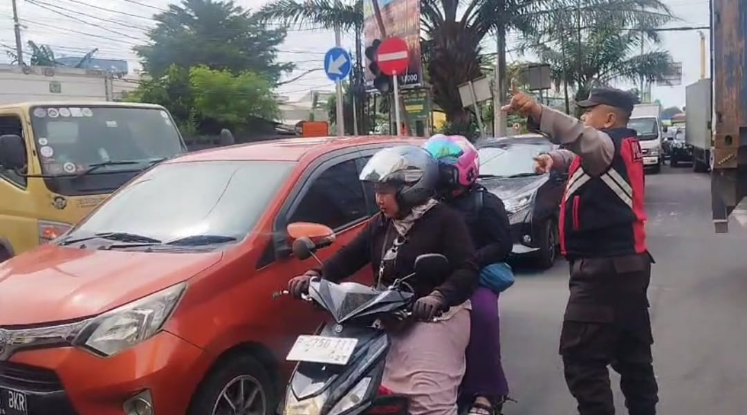 Tanggul Jebol di Sunda Kelapa Picu Kemacetan Parah, Waka Polsek Metro Penjaringan Turun Tangan Atasi Situasi