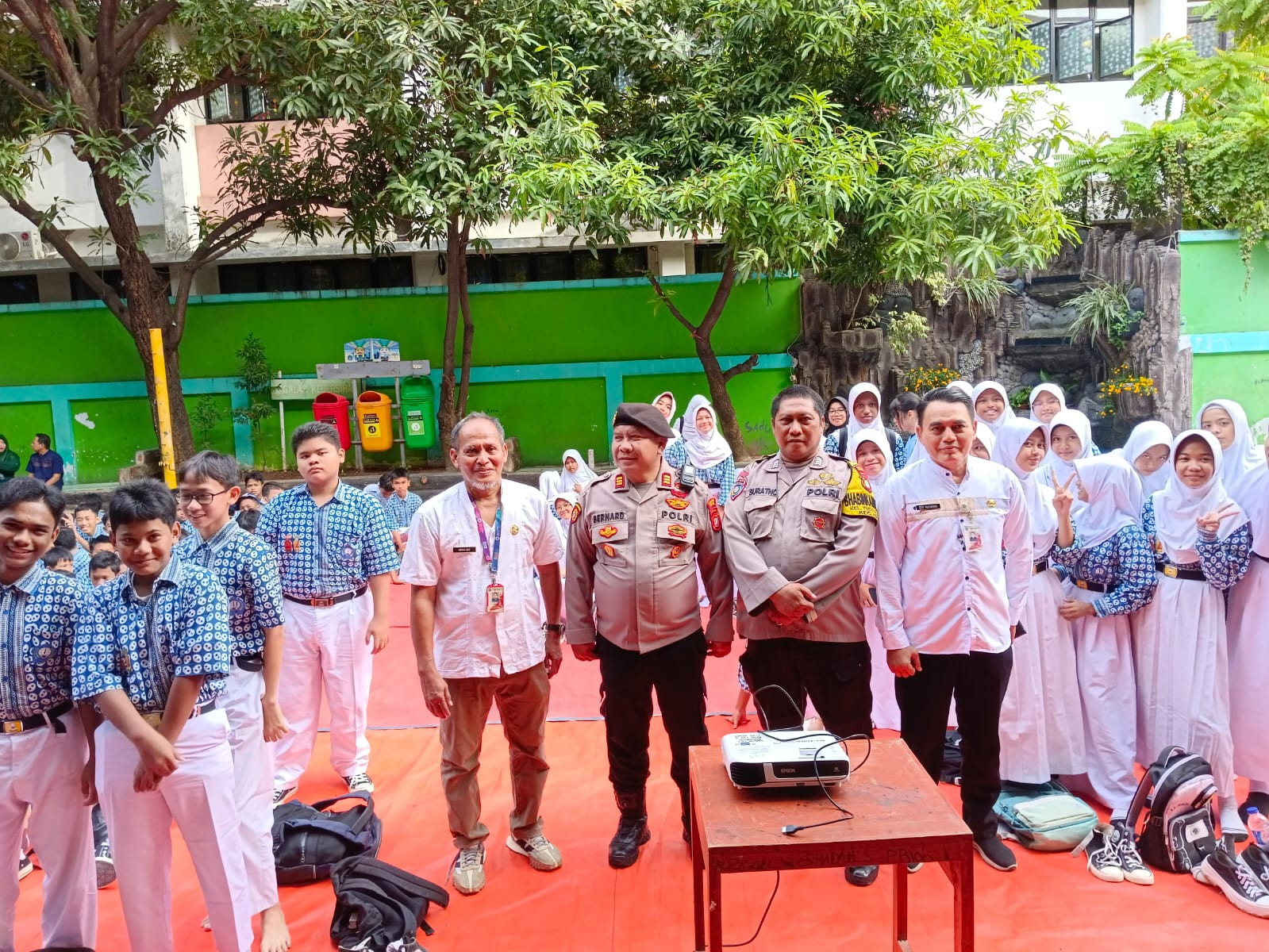 Polsek Koja Laksanakan Program Sambang dan Sosialisasi SMA Kemala Taruna Bhayangkara di SMPN 121 Jakarta Utara
