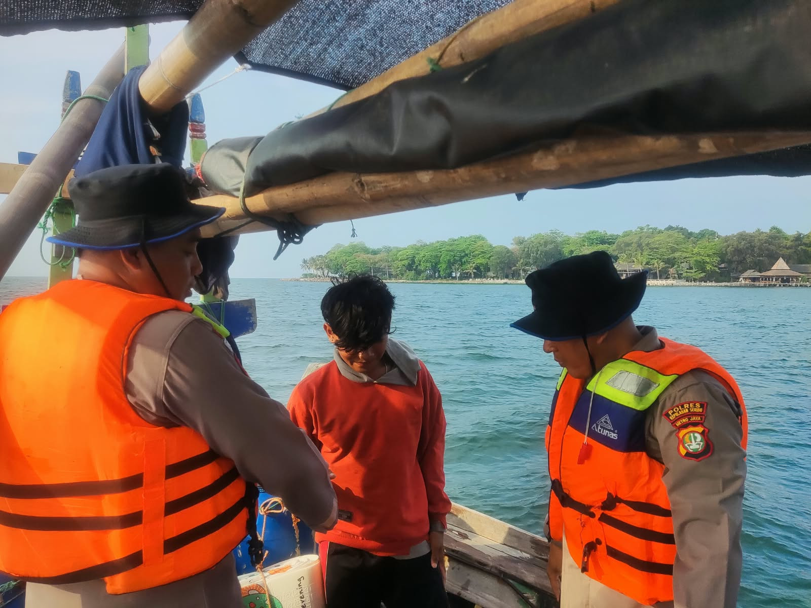 Layanan Polisi 110, Satpolairud Polres Kepulauan Seribu Sambangi Nelayan dan Imbau Waspada Cuaca Buruk