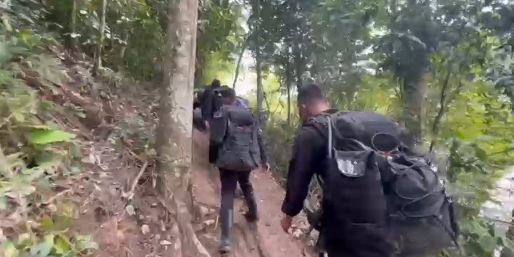 Brimob Polda Aceh Terobos Daerah Terisolir di Bener Meriah, Salurkan Bantuan dan Layanan Kesehatan