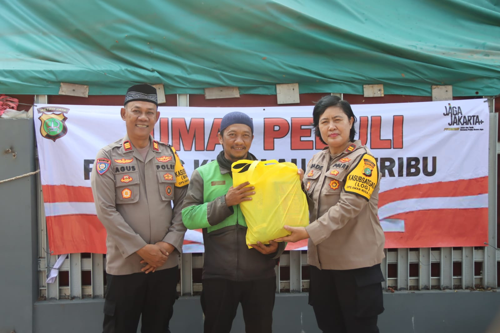 Polres Kepulauan Seribu Gelar Jumat Peduli, Bagikan Sembako dan Layanan Kesehatan untuk Pengemudi Ojek Online