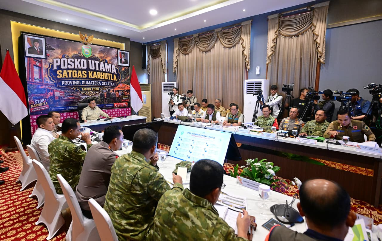 Panglima TNI Dampingi Presiden Prabowo Tinjau Penanganan Karhutla di Riau dan Sumatera Selatan