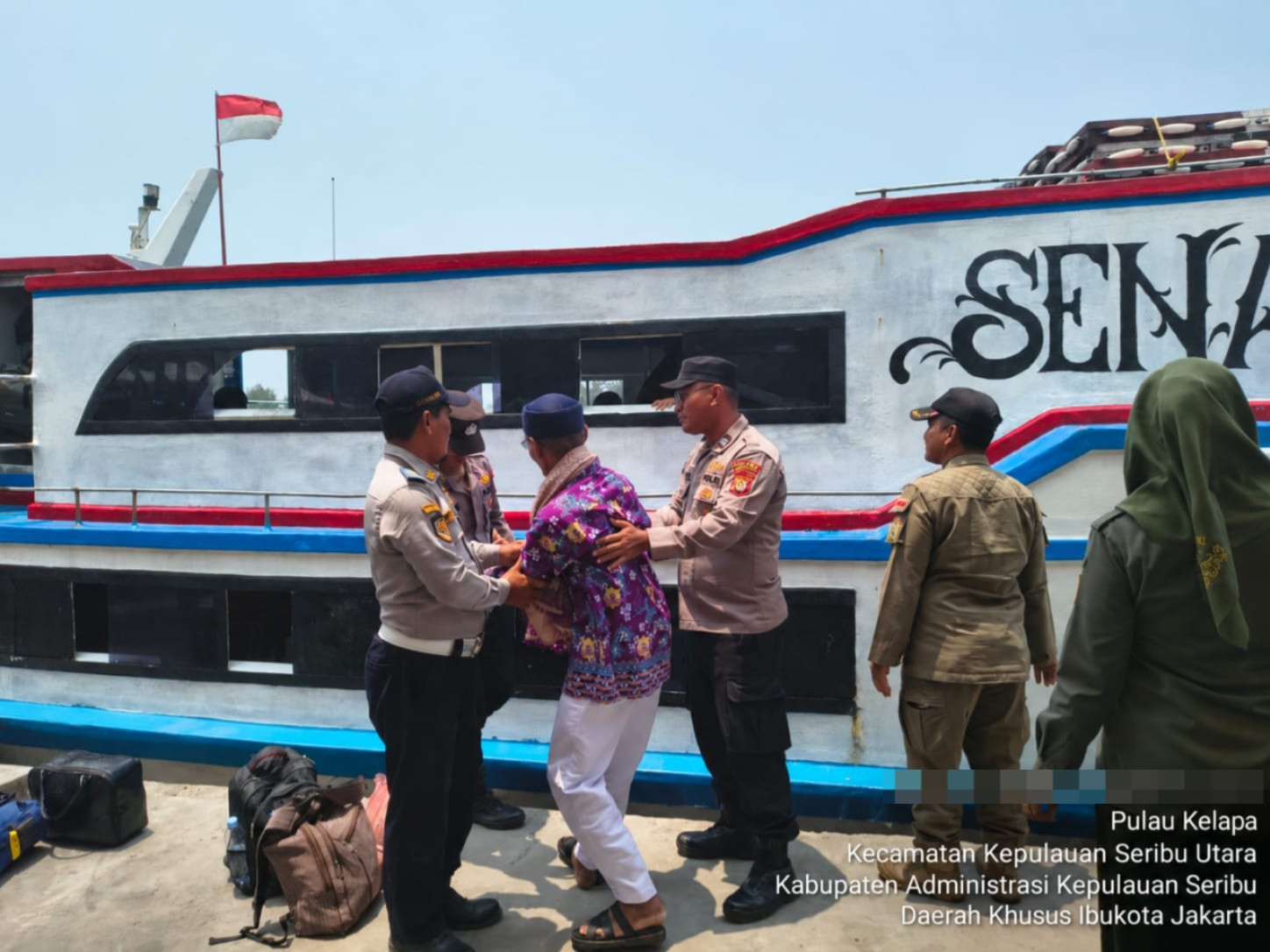 Layanan Polisi 110, Polisi Siaga di Dermaga Kedatangan Kepulauan Seribu Berikan Pelayanan Humanis