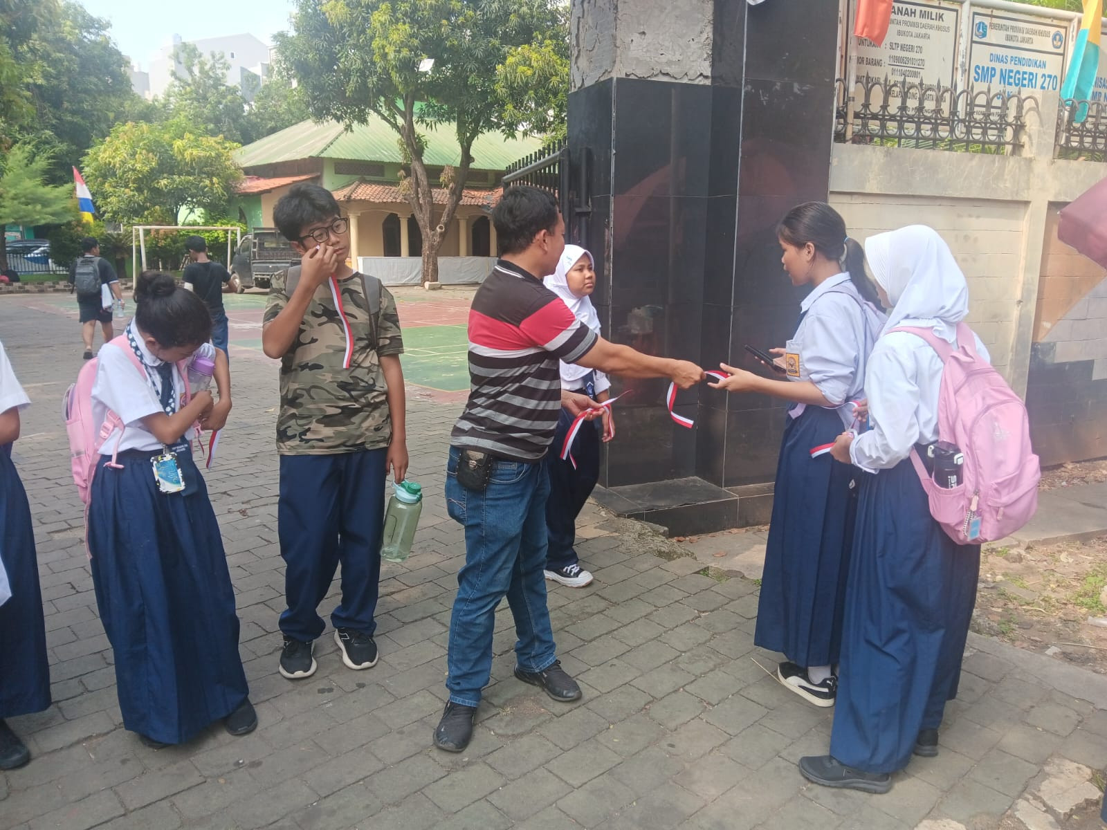 Polsek Kelapa Gading Ajak Siswa dan Guru Kibarkan Semangat Merah Putih Jelang HUT RI ke-80
