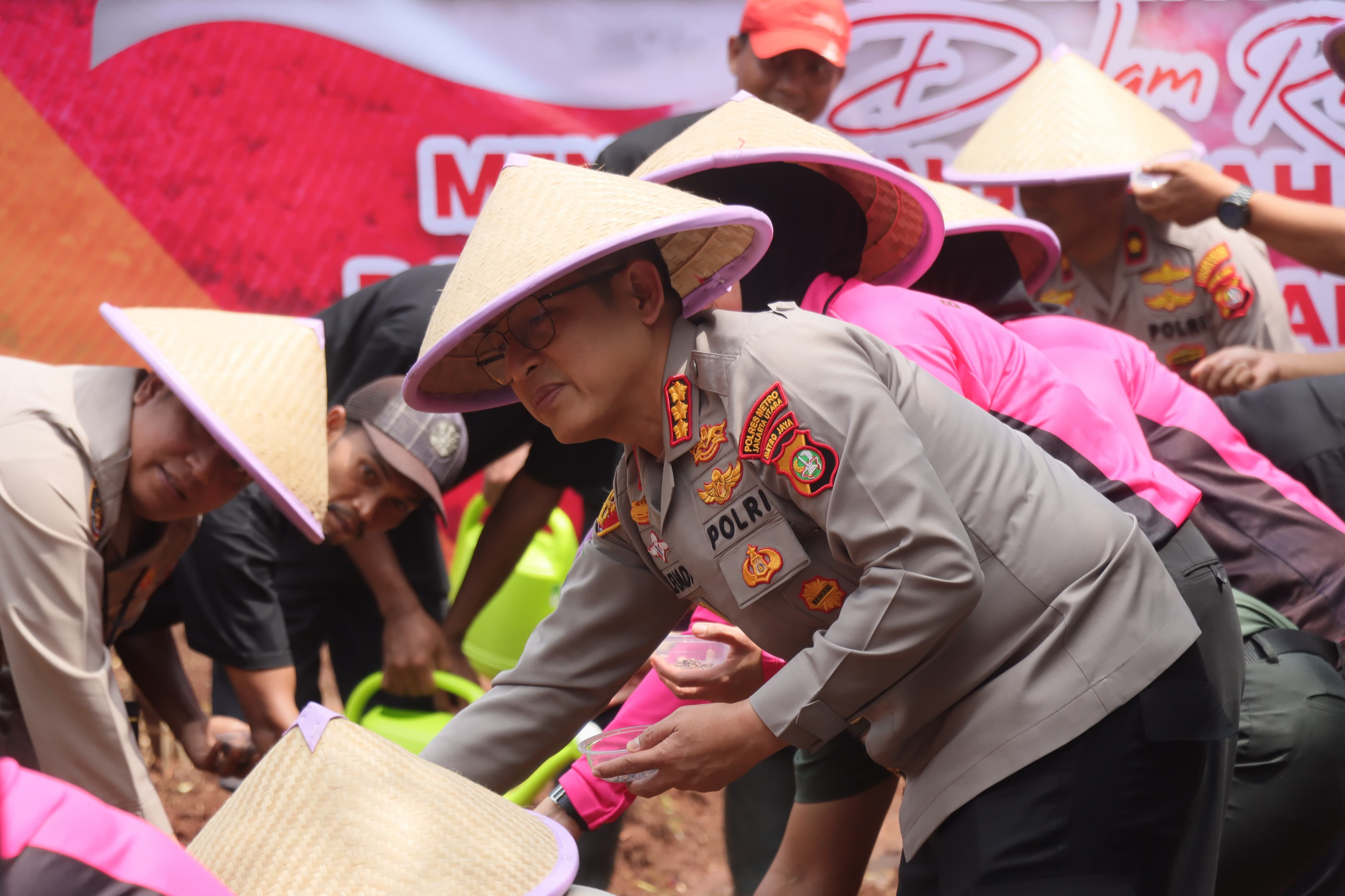 Polres Metro Jakarta Utara dan Polsek Cilincing Dukung Program Ketahanan Pangan dengan Penanaman Kangkung di Balai Pertanian Sukapura