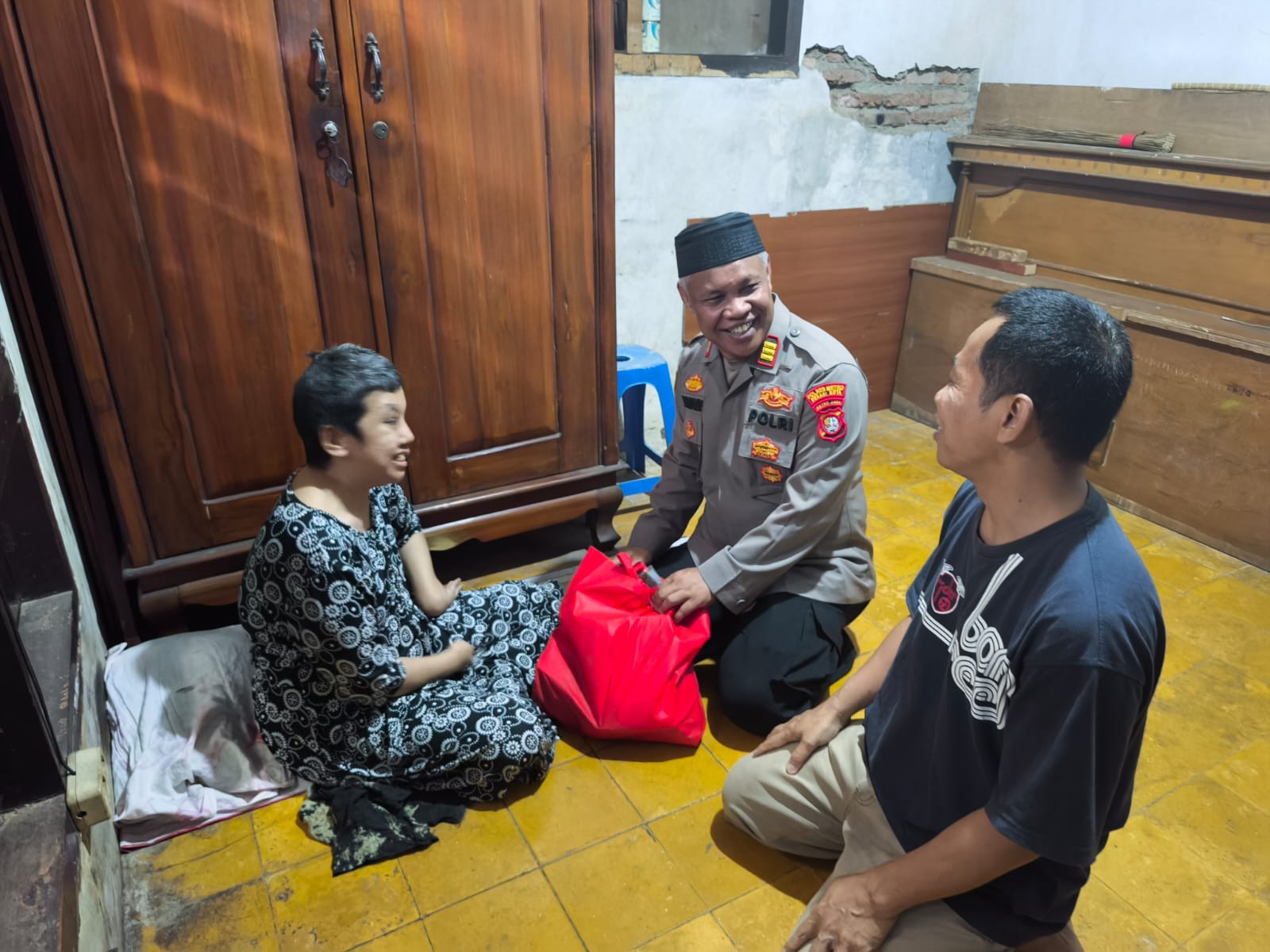 Berempati dan Peduli, Kapolsek Bekasi Barat Kunjungi Anak Yatim Disabilitas Di Kranji