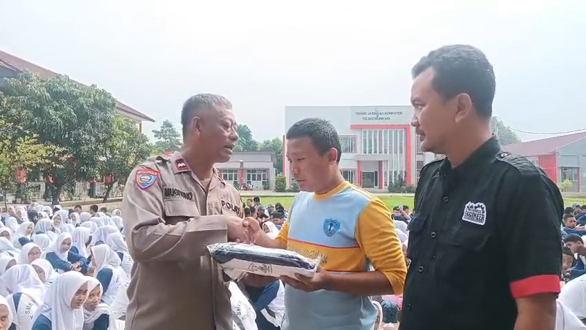 Bhabinkamtibmas Padurenan Tunjukkan Kepedulian, Belikan Seragam Olahraga untuk Siswa Kurang Mampu di SMKN 15 Kota Bekasi