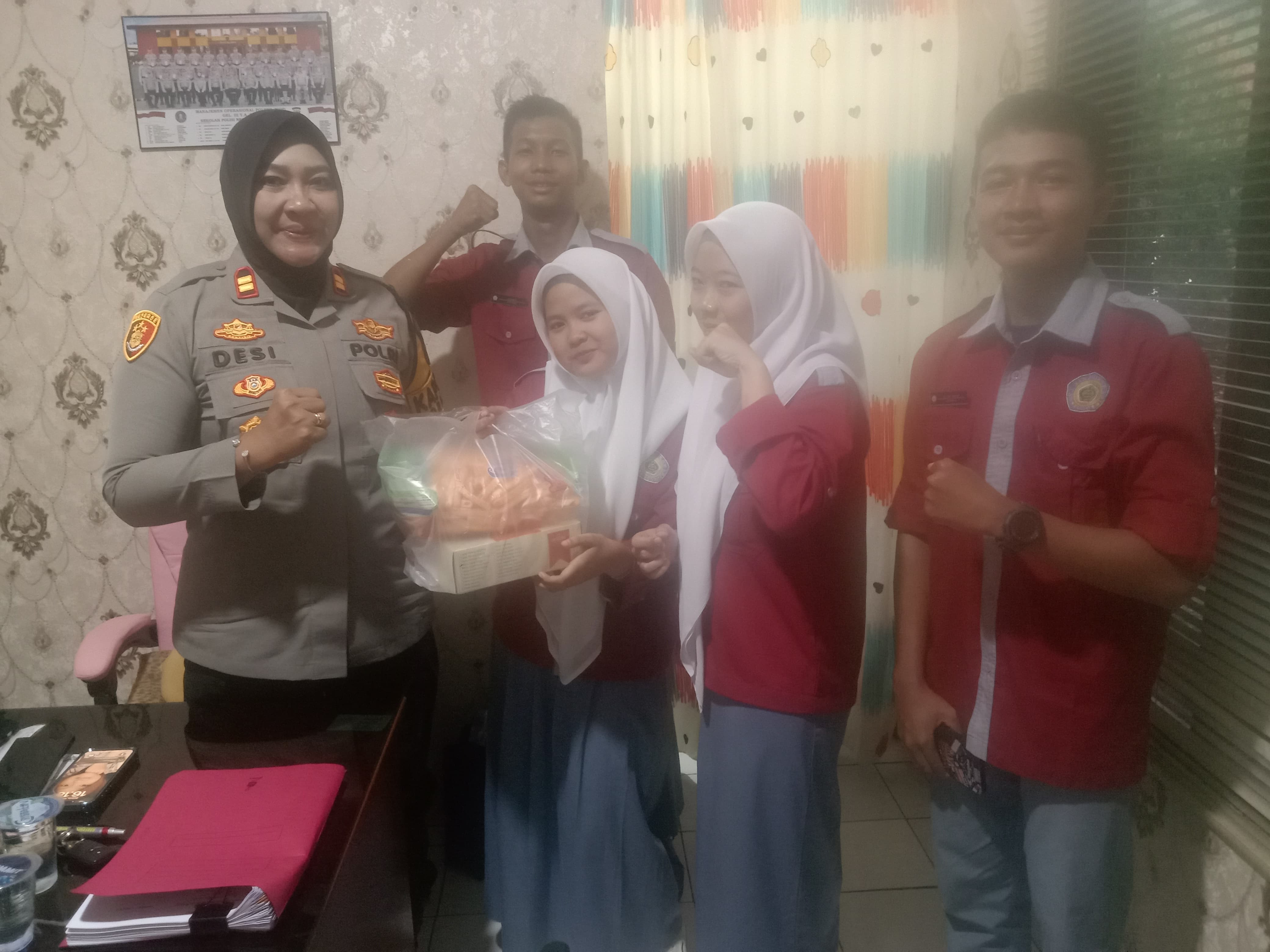 Pelajar Magang Berikan Tali Asih dan Ucapan Terima Kasih Kepada Kapolsek Dramaga