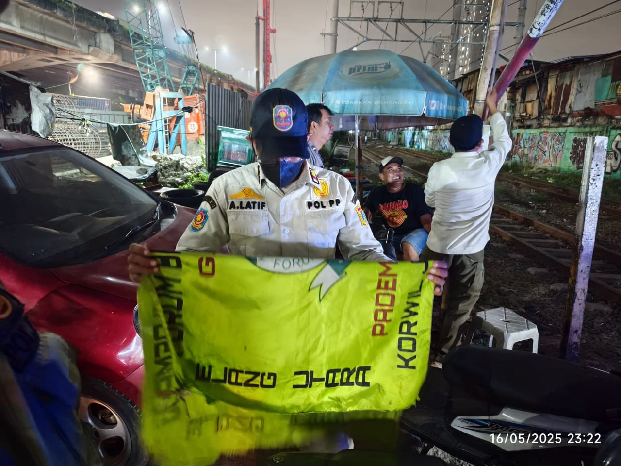 Polsek Pademangan dan Satpol PP Tertibkan Atribut Ormas dalam Operasi Berantas Jaya 2025
