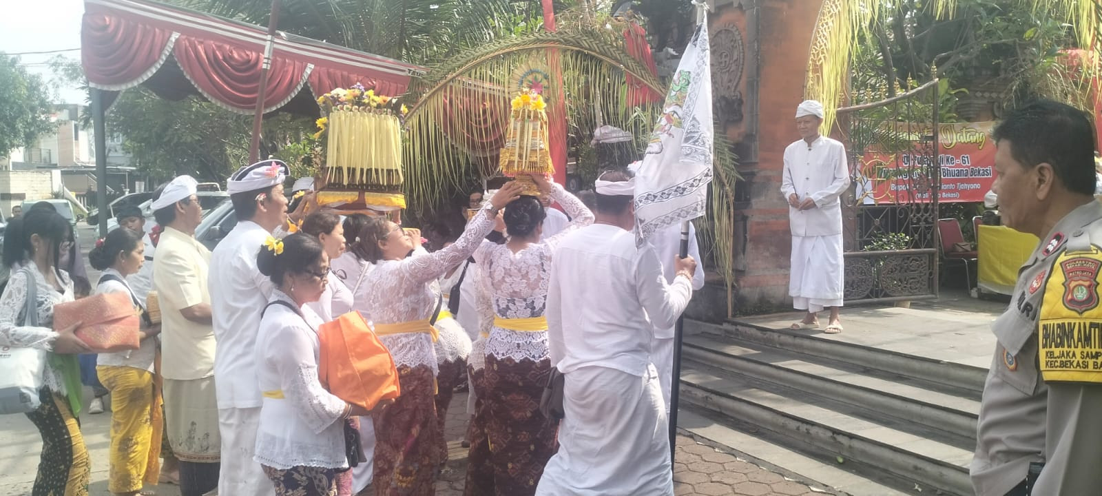 Polsek Bekasi Barat Amankan Upacara Pujawali Ke-61 di Pura Agung Tirta Bhuana Jakasampurna