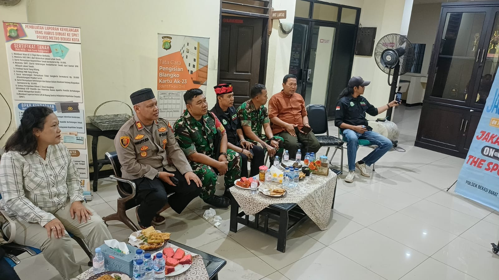 Polsek Bekasi Barat Gelar Nobar Piala Dunia, Pererat Sinergi Bersama TNI, DPRD dan Masyarakat
