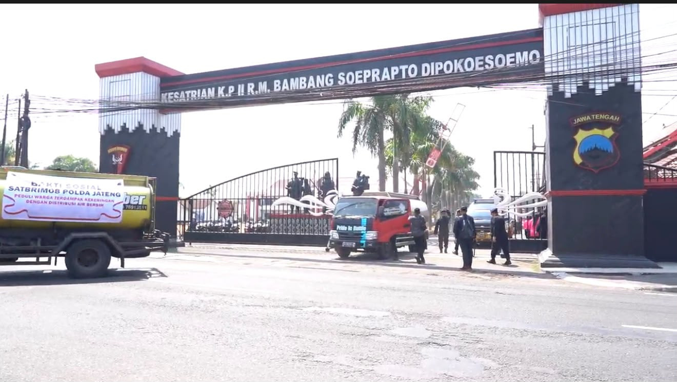 Brimob Polda Jateng Kembali Salurkan Air Bersih untuk Warga Terdampak Kekeringan di Semarang