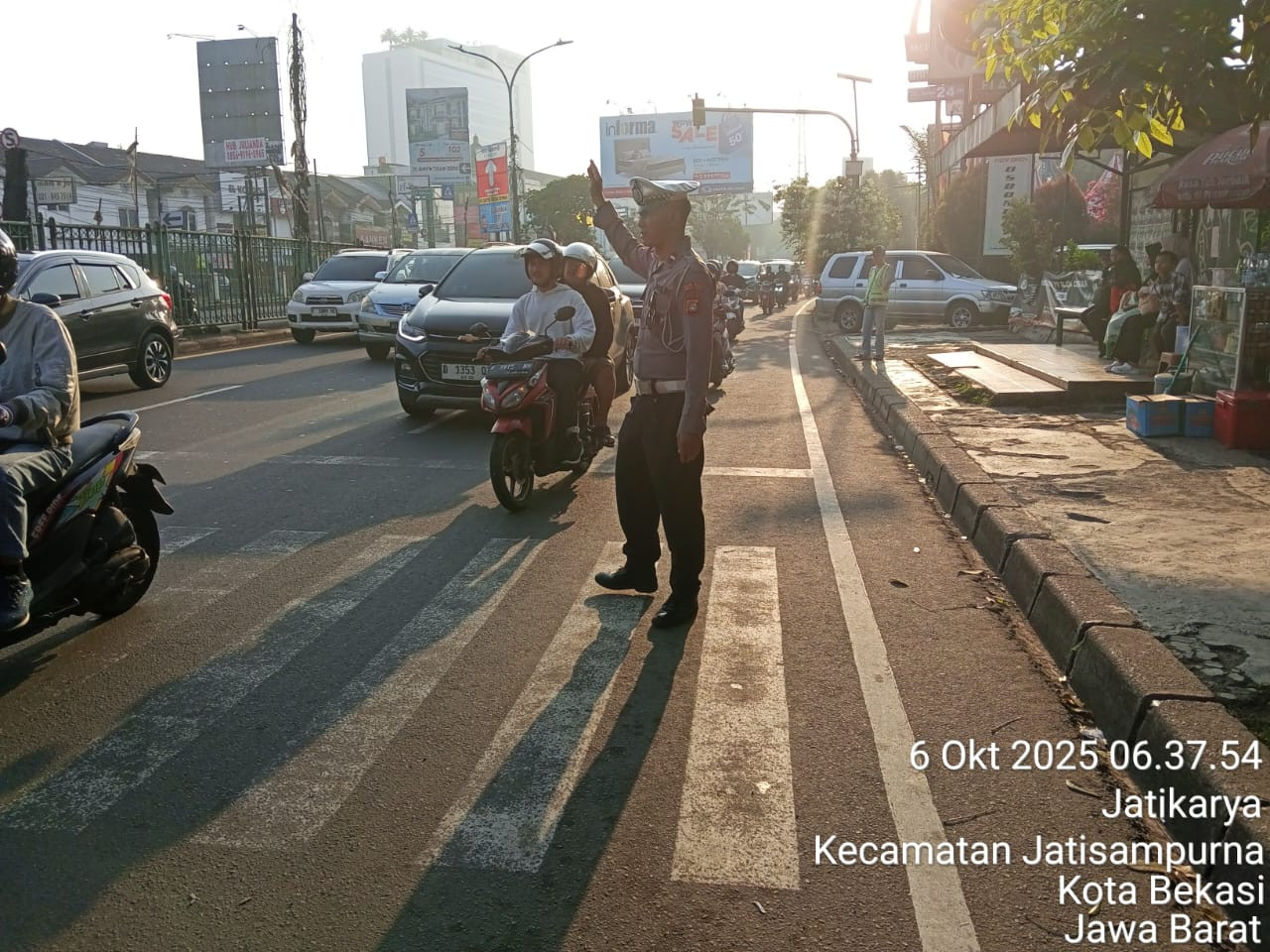 Polsek Jatisampurna Laksanakan Gatur Lalin untuk Antisipasi Kemacetan di Pagi Hari