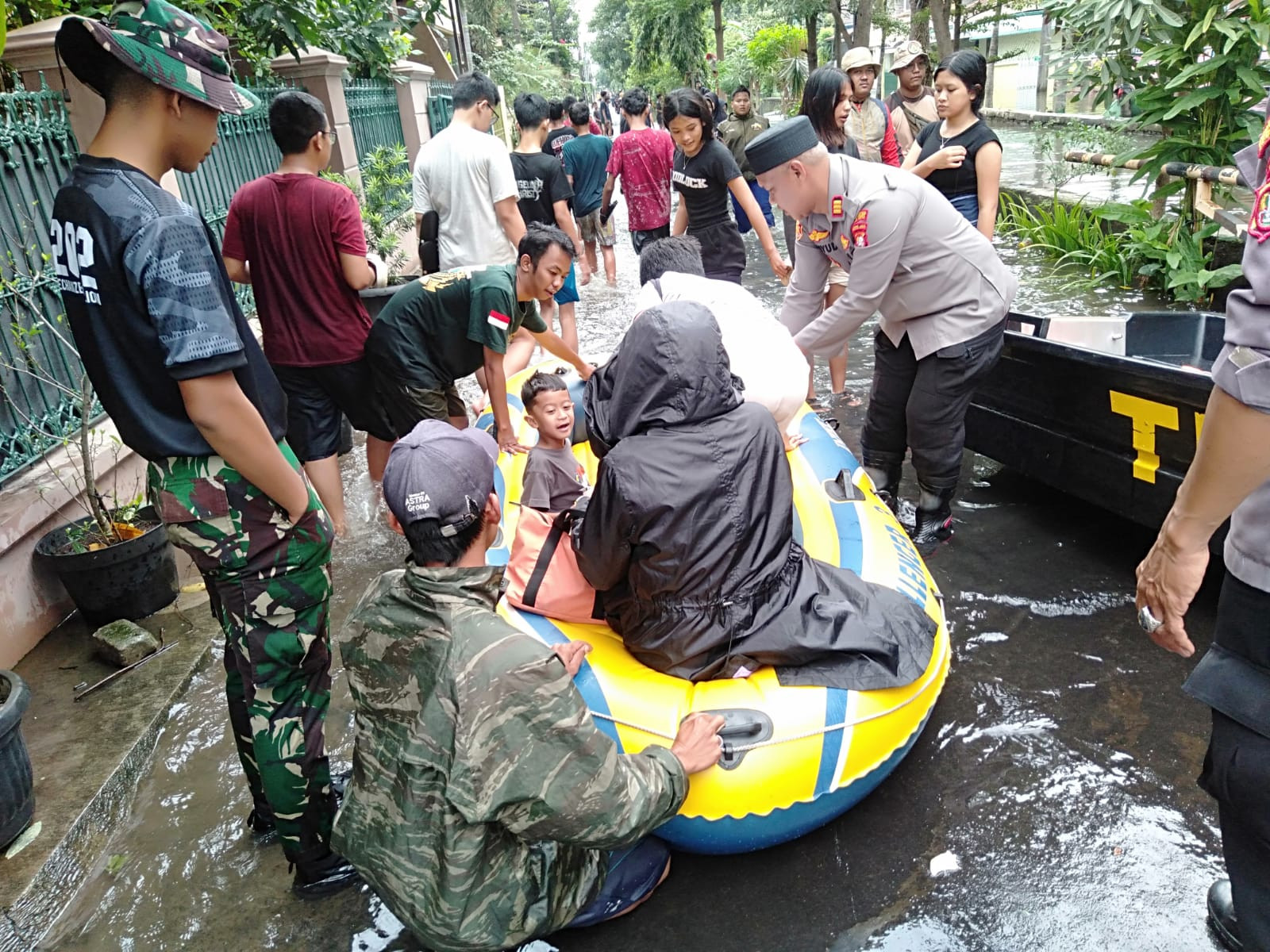 Kapolsek Bekasi Barat Bersama TNI dan Anggota Membantu Evakuasi Warga dan Anak Yang Sakit
